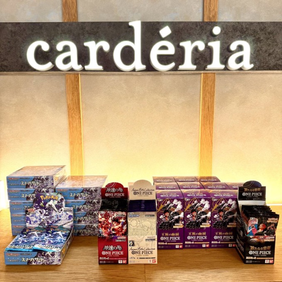 cardéria店内で陳列されたワンピースやポケモンなどのカード商品とロゴ看板